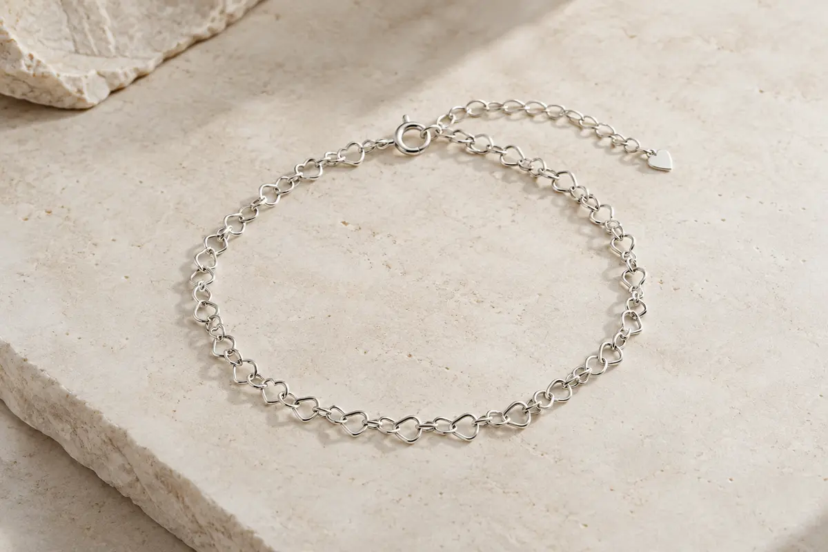 Bracelet de cheville Amberta en argent 925, avec chaîne à maillons cœur et fermoir anneau à ressort.