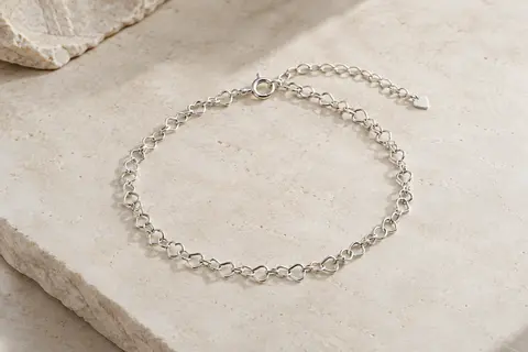 Bracelet de cheville Amberta en argent 925, avec chaîne à maillons cœur et fermoir anneau à ressort.
