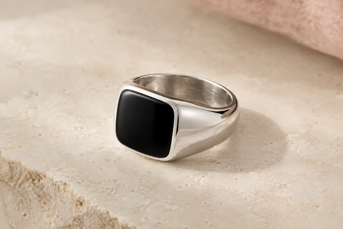 Chevalière Amberta en argent 925 avec plateau rectangulaire serti d’un onyx noir poli
