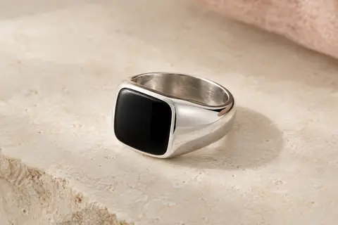 Chevalière Amberta en argent 925 avec plateau rectangulaire serti d’un onyx noir poli