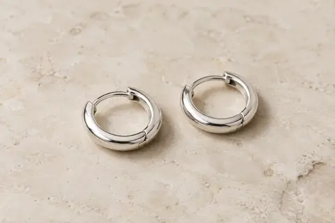Créoles rondes Amberta en argent 925 à fermoir articulé, présentées seules sur une surface claire.