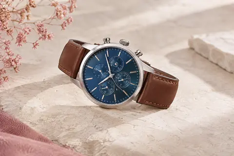 Montre à quartz BENYAR au cadran bleu, boîtier argenté et bracelet en cuir marron.