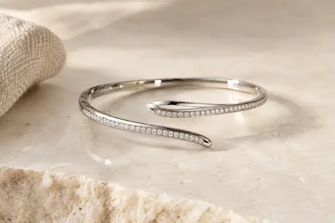 Bracelet jonc rhodié à la forme spiralée, orné d’une ligne de zircones cubiques blanches