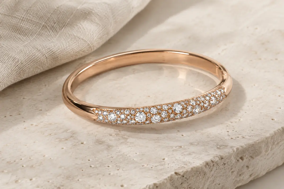 Bracelet jonc en ton or rosé orné sur le dessus d’un pavé de cristaux ronds incolores