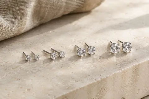 Quatre paires de puces rondes en argent 925 avec zircones cubiques, présentées en tailles croissantes.
