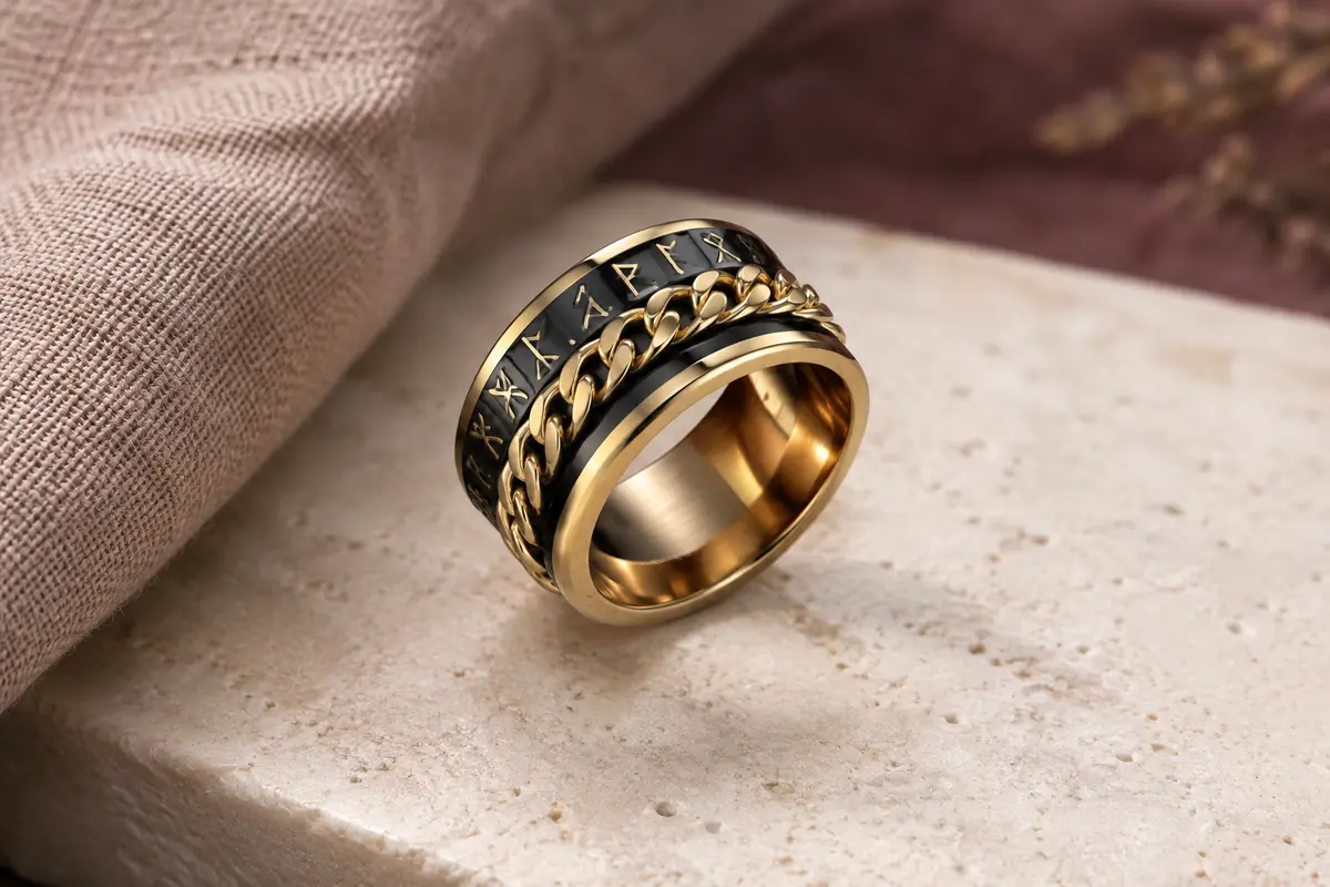 Bague viking FaithHeart dorée et noire avec runes gravées et anneau extérieur rotatif