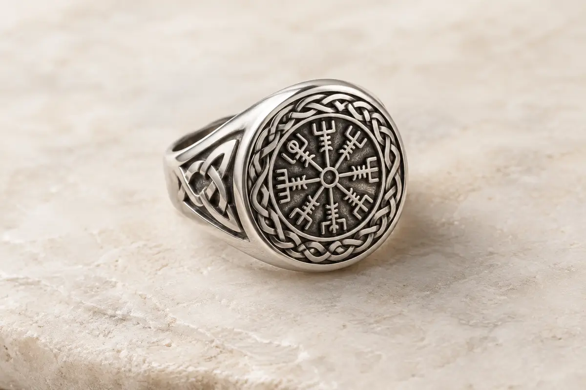 Chevalière argentée FaithHeart en acier inoxydable, ornée d’un motif Vegvisir et d’un nœud celtique.