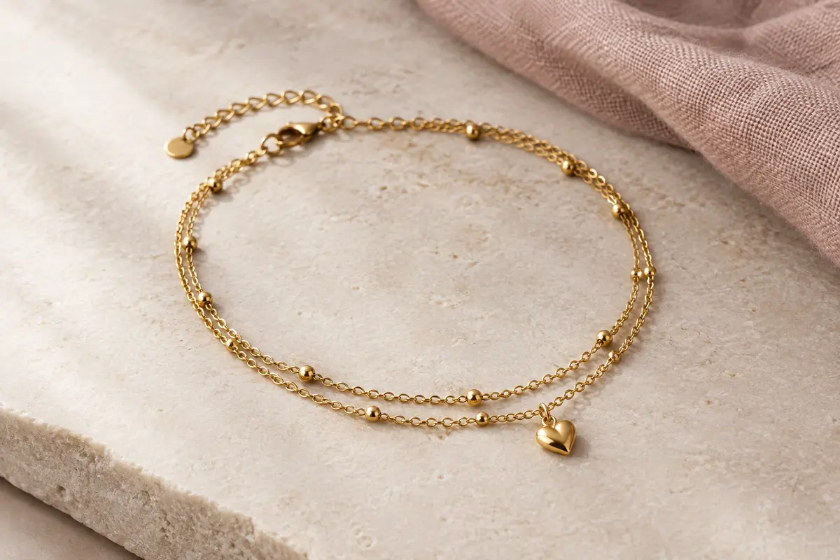 Bracelet de cheville doré à deux rangs de chaîne à boules avec un petit pendentif en forme de cœur