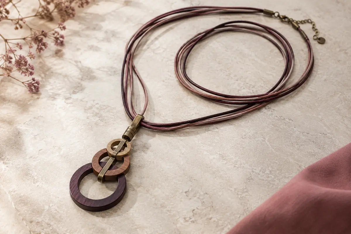 Sautoir à cordon multicouche en simili cuir et pendentif en bois composé de trois cercles