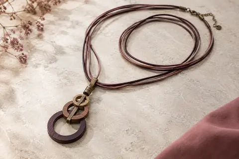 Sautoir à cordon multicouche en simili cuir et pendentif en bois composé de trois cercles