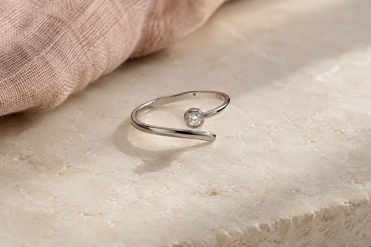 Bague fine en spirale de ton argenté, ornée d’un oxyde de zirconium sur une surface claire
