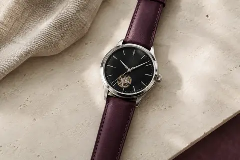 Montre automatique Invicta Pro Diver avec boîtier en acier inoxydable de 40 mm et cadran noir.