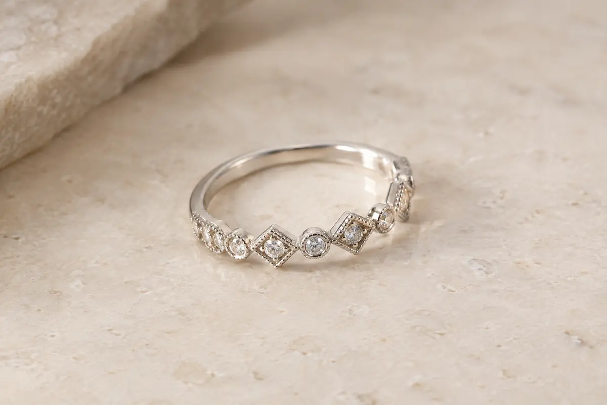 Bague Jeulia en argent 925 ornée de zircones cubiques rondes et de bordures milgrain