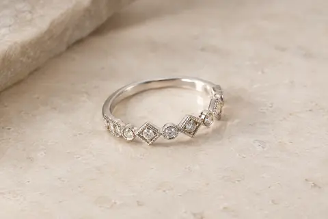 Bague Jeulia en argent 925 ornée de zircones cubiques rondes et de bordures milgrain