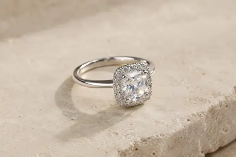 Bague de fiançailles en argent 925 avec zircone cubique coussin et entourage de style halo