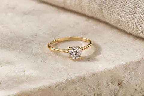 Bague solitaire en argent 925 avec zircon cubique, présentée sur une surface minérale claire.