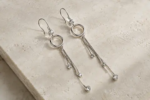 Boucles d’oreilles longues en argent 925 avec cercles ajourés, chaînes pendantes et zircone claire.