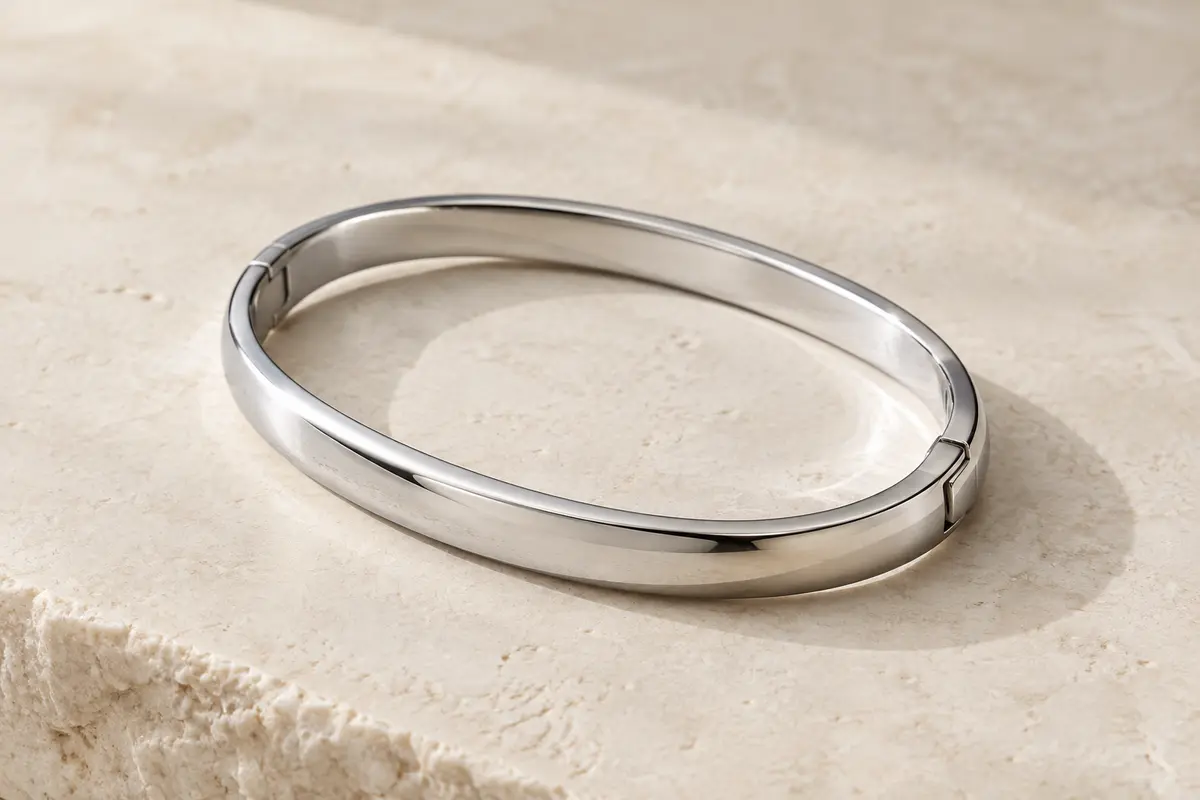 Bracelet jonc ovale argenté en acier inoxydable poli avec fermoir articulé discret