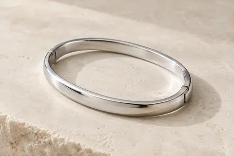 Bracelet jonc ovale argenté en acier inoxydable poli avec fermoir articulé discret