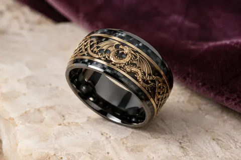 Bague en tungstène avec fibre de carbone, détails dorés et motif de dragon celtique gravé.