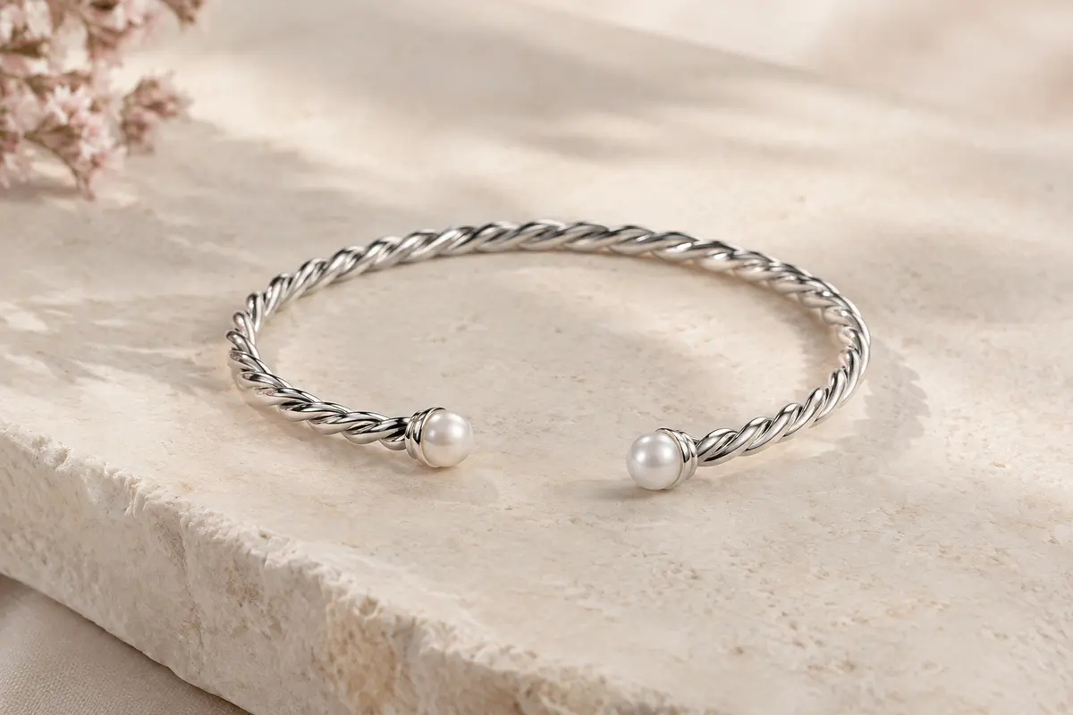 Bracelet jonc ouvert SLUYNZ en argent 925 rhodié, torsadé et orné de deux perles décoratives