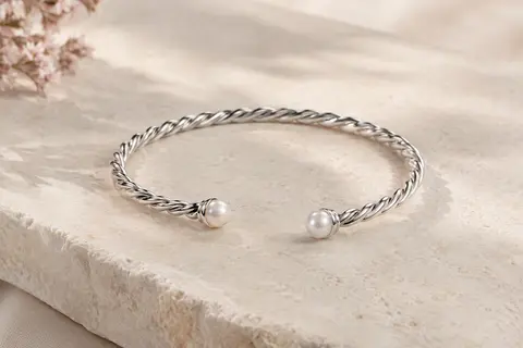 Bracelet jonc ouvert SLUYNZ en argent 925 rhodié, torsadé et orné de deux perles décoratives