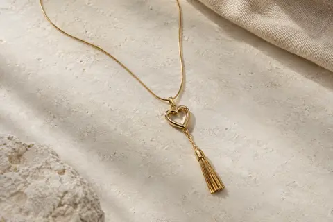 Sautoir long Suyi à chaîne serpent et pendentif en Y avec cœur ajouré et gland décoratif