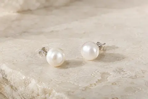 Paire de puces d’oreilles avec perles de culture blanches en forme de bouton et tiges en argent rhodié